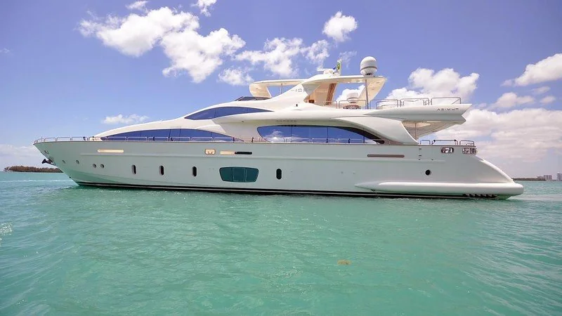Yate: 105' Azimut