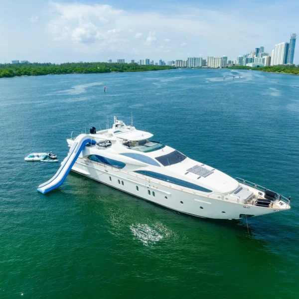 Yate: 116' Azimut