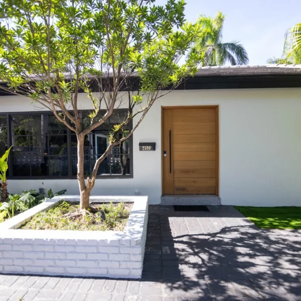 MANSIÓN: 2500 Bay Dr