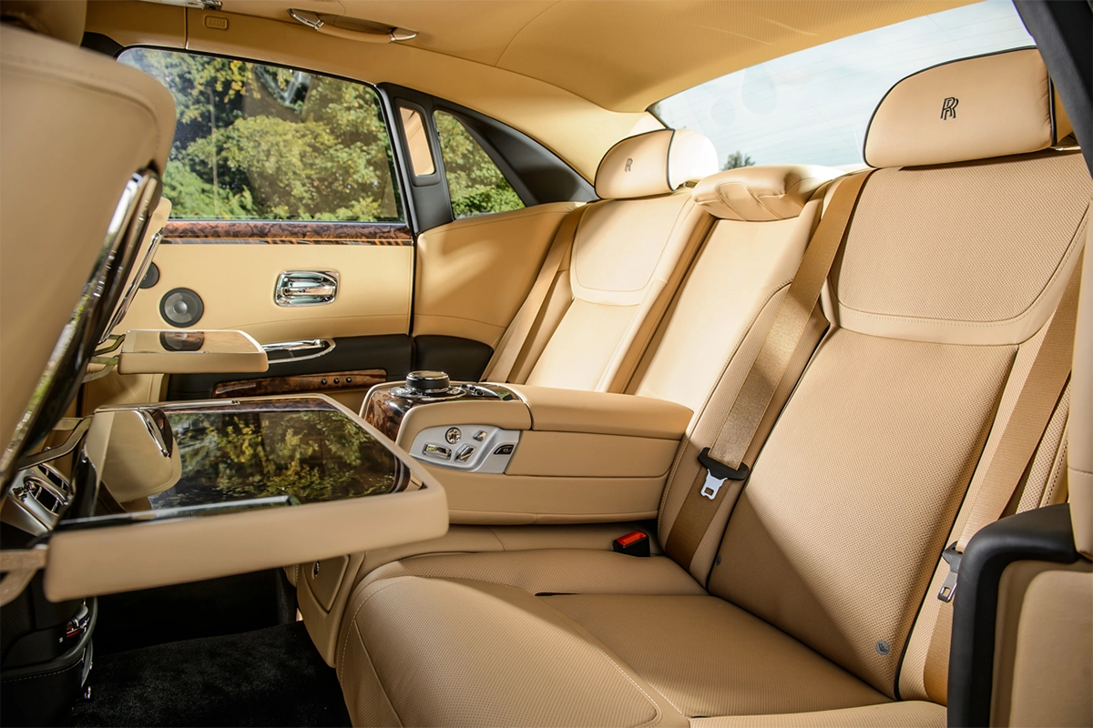 Rolls-Royce Cullinan vs Ghost rental in Miami: which to book?