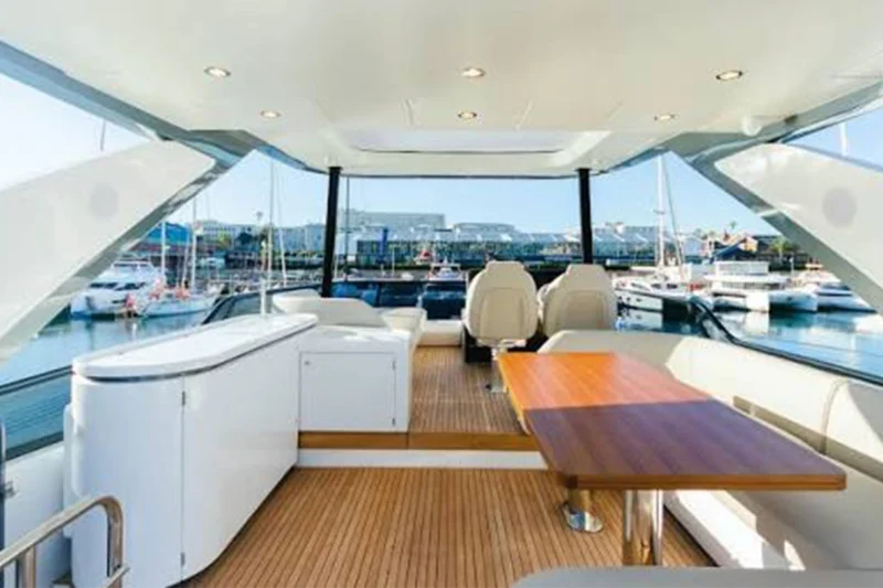 Yacht rental Miami: hourly vs daily cost (2026)