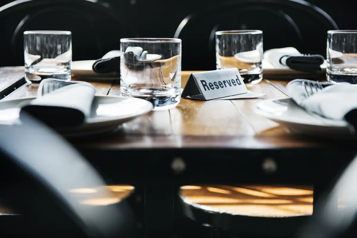 Placa de reservado sobre uma mesa posta em um restaurante exclusivo.