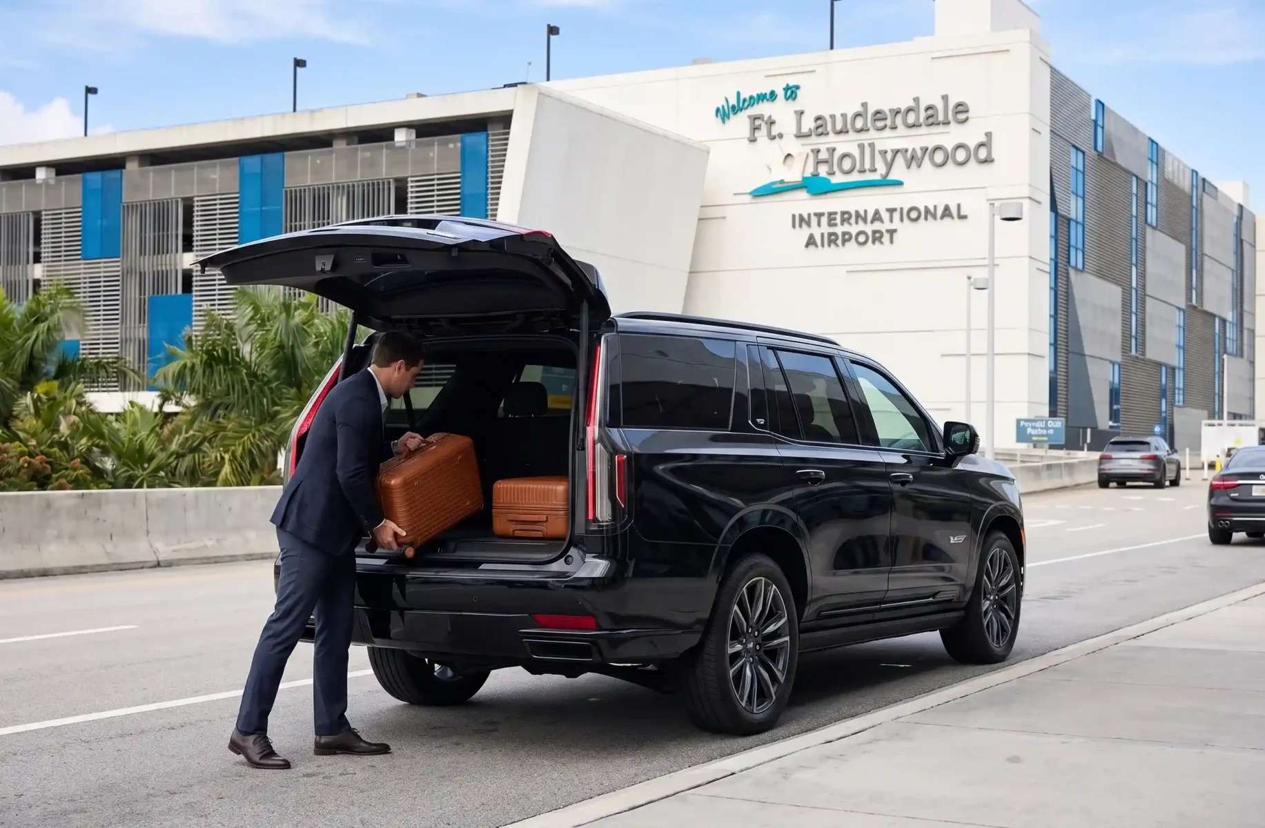 Homem de terno guardando malas no porta-malas de um Cadillac Escalade no Aeroporto de Fort Lauderdale.