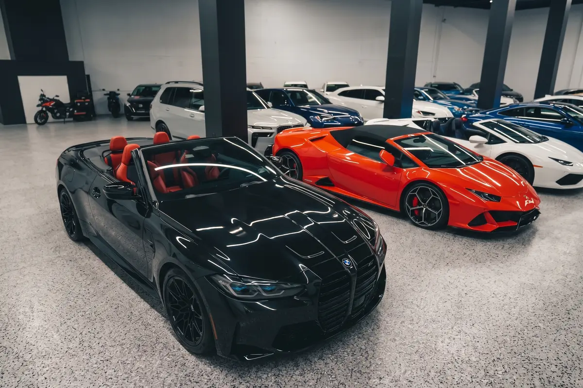 Coleção de carros esportivos exóticos conversíveis estacionados em um showroom para aluguel por hora em Miami.