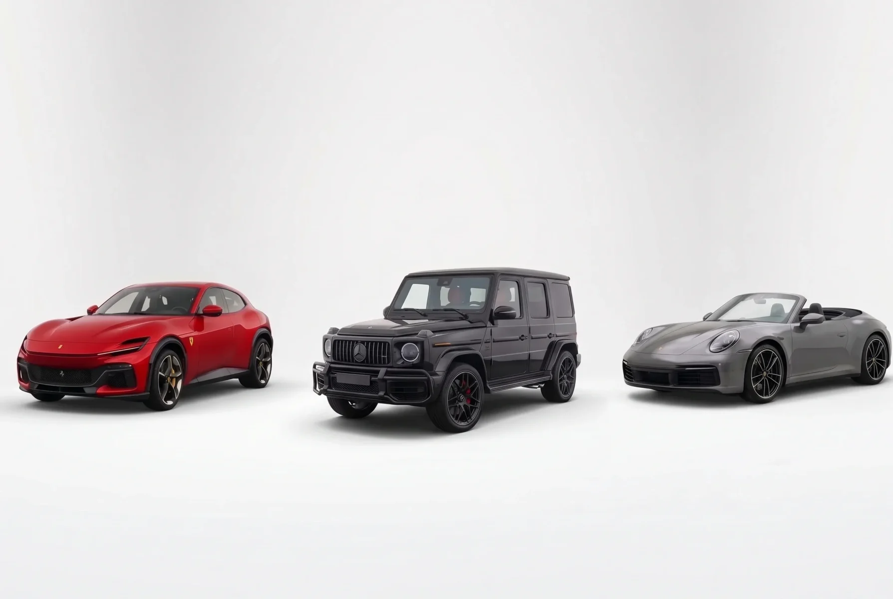 Ferrari Purosangue vermelha, Mercedes Classe G preta e Porsche 911 conversível cinza em fundo branco.